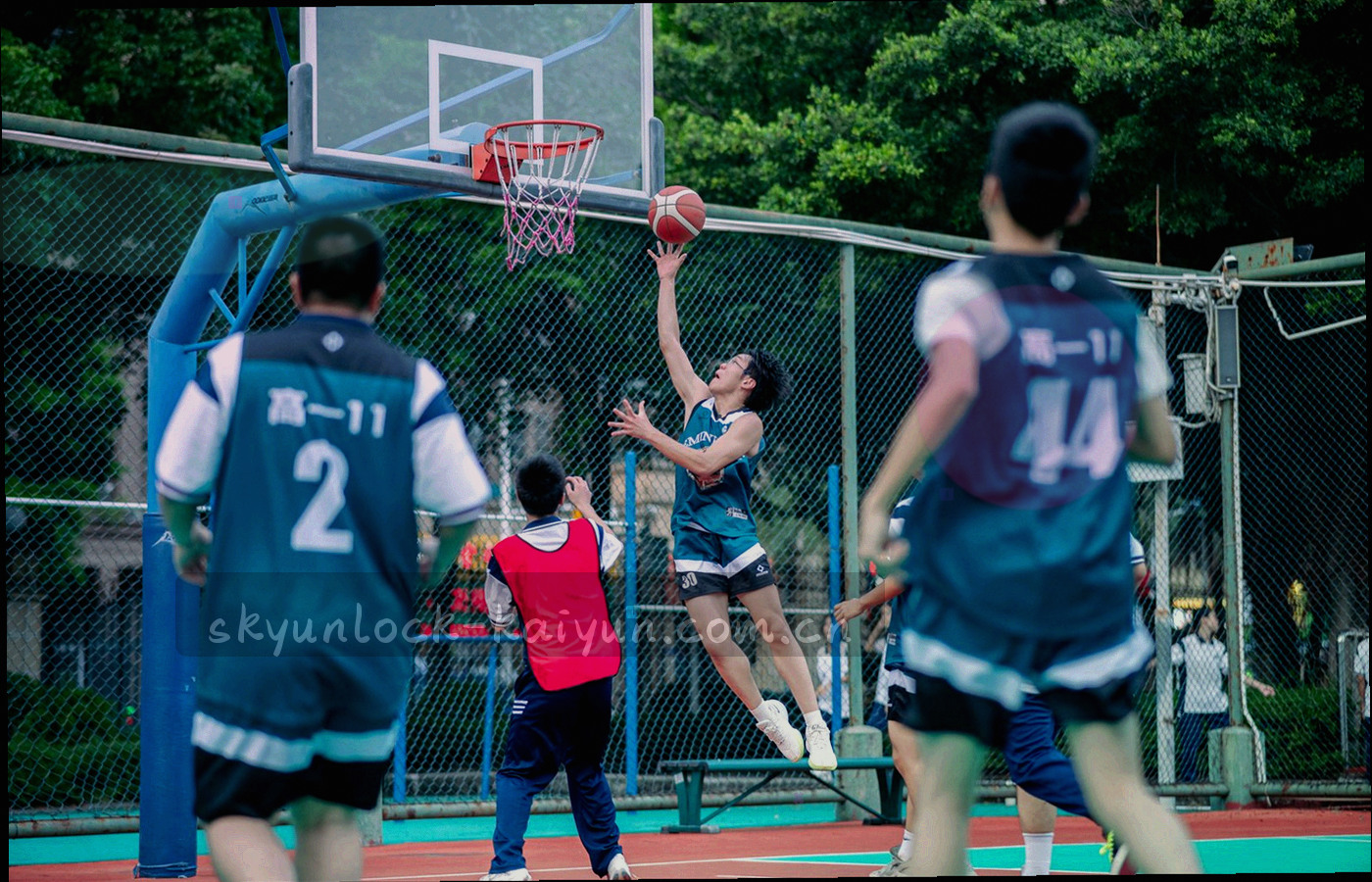 夜间球场边线在灯光下延伸的斜角场地局部