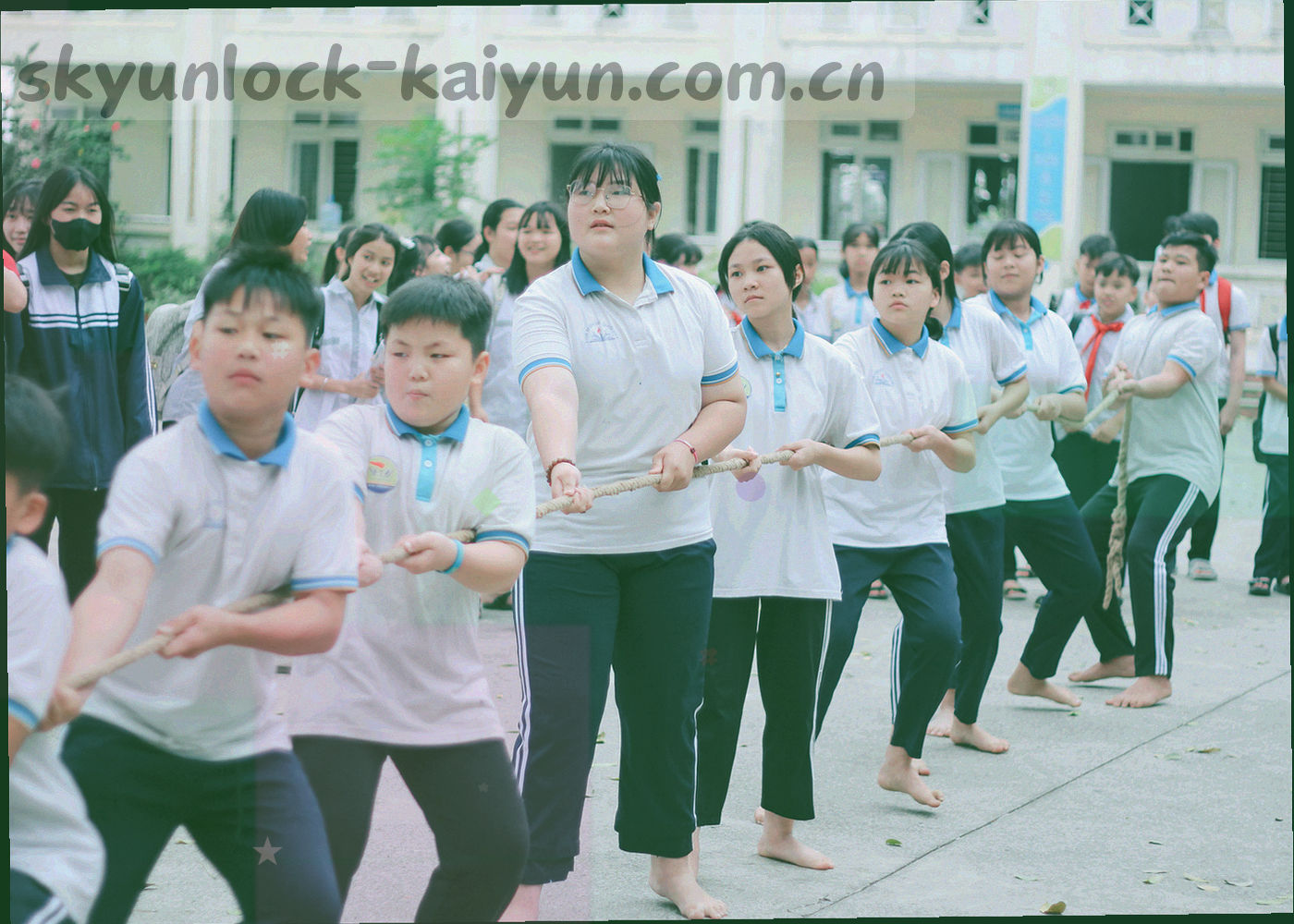 夜晚球场灯柱与草皮交界的斜角局部，画面空旷无人
